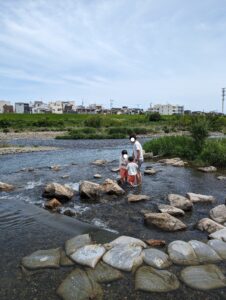 公園の隣の猪名川で水遊び